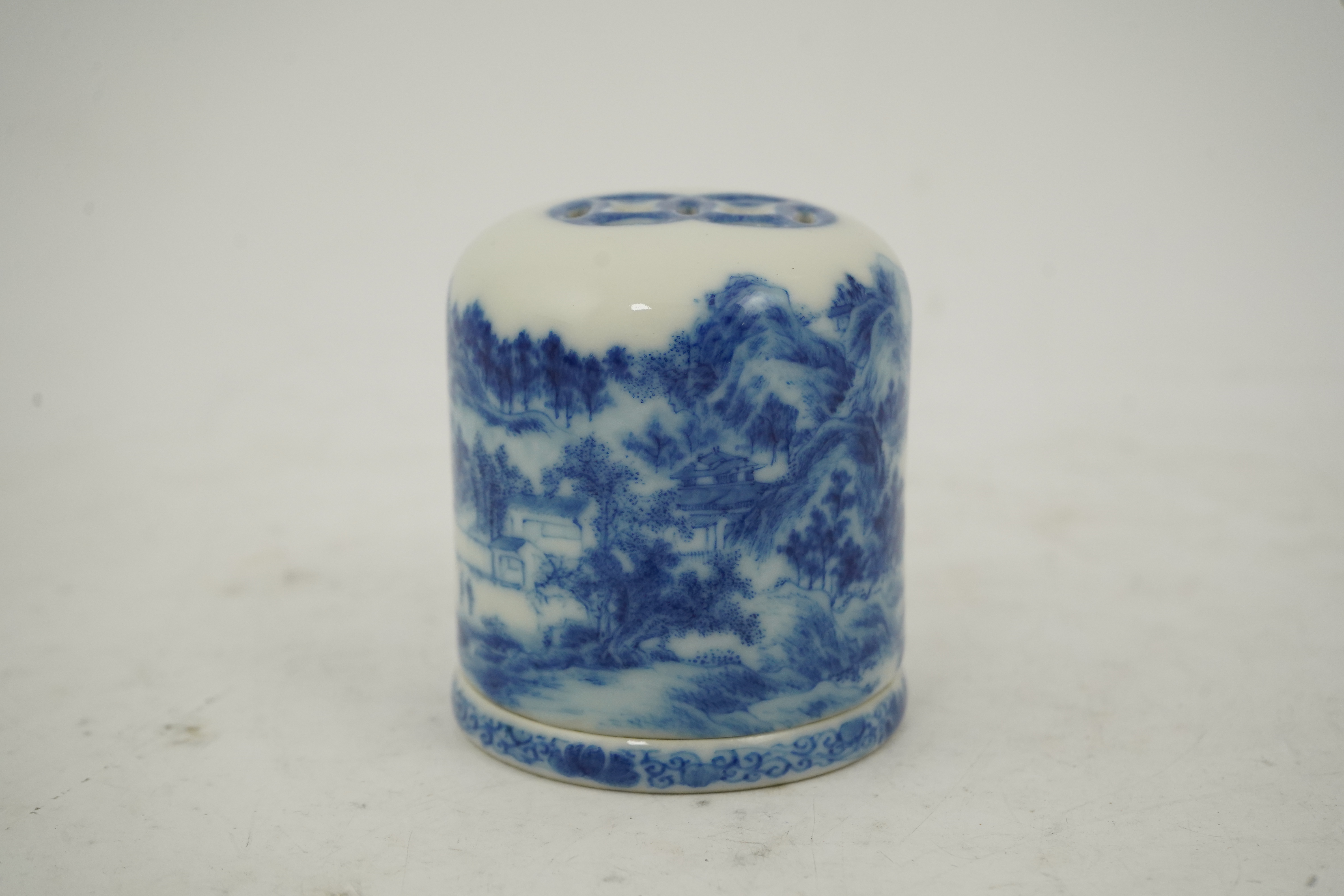 A Chinese blue and white container, Yongzheng seal mark, Republic period